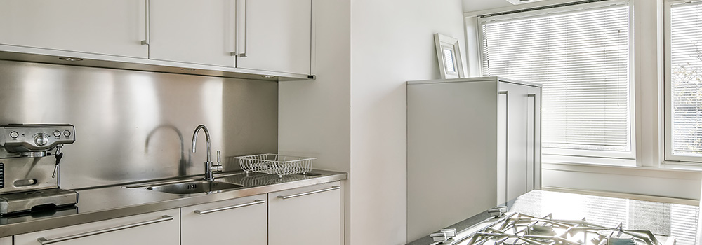Cucina a U con finestra Alba