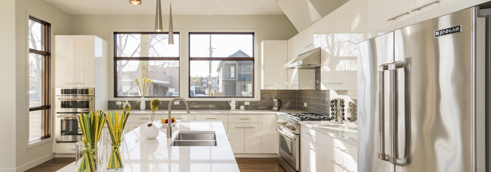 Cucina moderna con isola ad Alba: Coerenza e dialogo con il resto dell'arredo